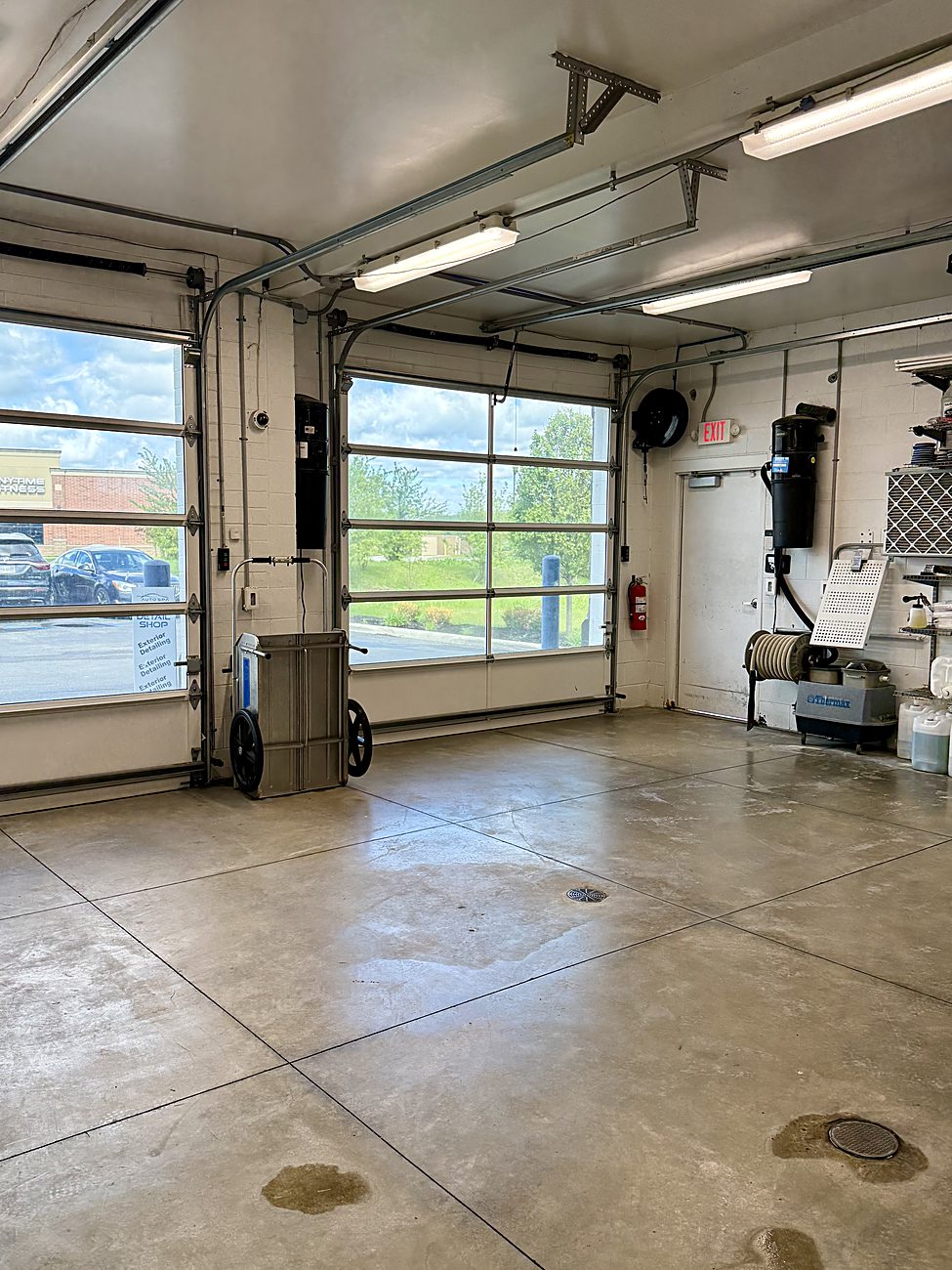 Clean interior service bay
